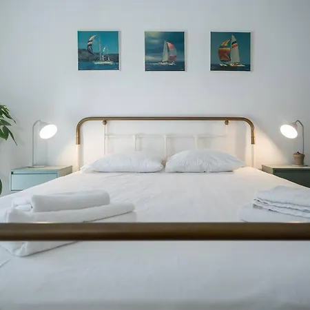 Apartment Urban Retreat: Exarcheia Remodel